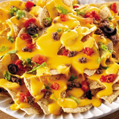 VELVEETA Ultimate Nachos Velveta Cheese Recipes, Ultimate Nachos Recipe, Queso Velveeta, Best Nacho Recipe, Ultimate Nachos, Nachos Recipe Beef, Kraft Foods, Nachos Recipe Easy, Chile Jalapeño