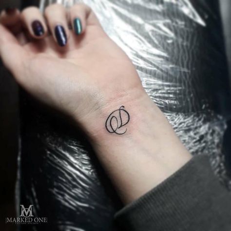 Letter D Tattoo, Boyfriend Name Tattoos, Initial Tattoos, Tattoo On The Wrist, Wrist Tattoos Girls, Tattoo On Wrist, Phönix Tattoo, Diy Tattoo Permanent, Butterfly Wrist Tattoo