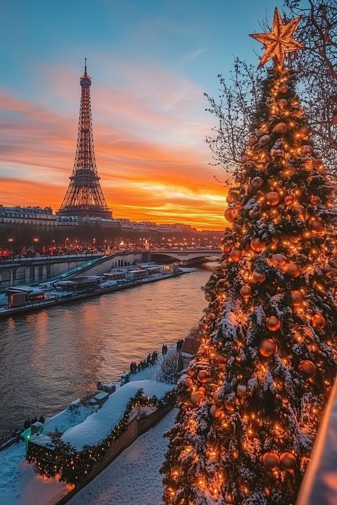 Christmas In France Aesthetic, Cute Christmas Photos Aesthetic, Paris On Christmas, Paris France Christmas, Christmas Paris Aesthetic, Paris Christmas Wallpaper, Christmas Photos Aesthetic, Winter In Paris Aesthetic, Paris In Christmas