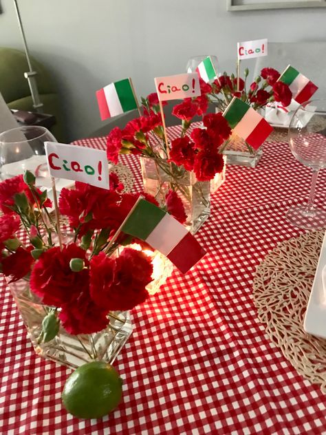 Italian Themed Decor, International Dinner Decorations, Italian Themed Balloon Arch, Italian Wine Party, Rome Birthday Theme, Pizza Party Decorations Ideas, Italian Festival Decorations, Italy Party Decor, Italian Theme Decorations