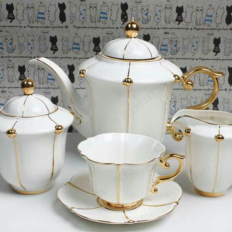 White and gold tea set Lotus Decor, Kinds Of Coffee, Tea Cup Display, طقم شاي, Gold Tea, Bone China Tea Set, Red Tea, Chocolate Tea, Antique Tea