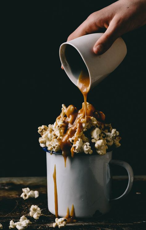 Popcorn Dessert, Popcorn Recipes Caramel, Plats Healthy, Popcorn Snacks, Dessert Photography, Gourmet Popcorn, Paleo Treats, Popcorn Recipes, Food Wallpaper