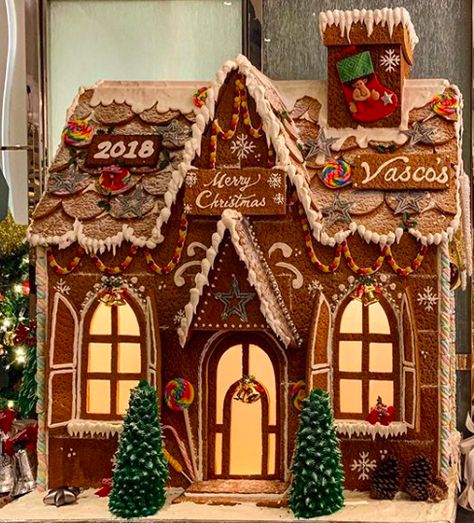 Gingerbread House Classic, Gingerbread House Traditional, Beautiful Gingerbread Houses, Ginger Bread House Aesthetic, Gingerbeard House, Amazing Gingerbread Houses, Fancy Gingerbread Houses, Gingerbread House Castle, Aesthetic Gingerbread House