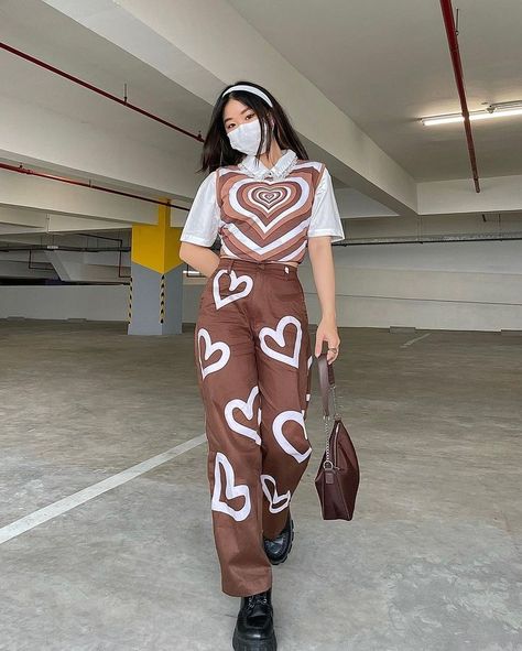 aesthetic heart vest, heart graffiti jeans. Aesthetic outfit idea Mode Indie, Aesthetic Outfit Ideas, Tomboy Style Outfits, Swaggy Outfits, Aesthetic Outfit, Teenage Fashion Outfits, Teen Fashion Outfits, Retro Outfits, Look Cool