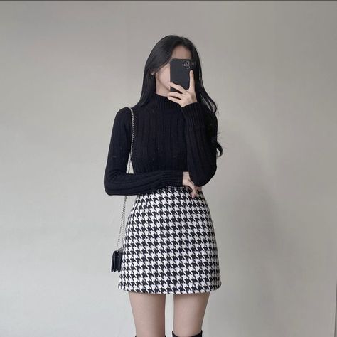 Korean Skirt And Top Outfits, Kawaii Business Casual Outfits, Korean Plaid Skirt Outfit, Cute Korean Skirt Outfits, Outfit Rok Pendek Korea, Mini Skirt Korean Outfit, Cute Winter Outfits Aesthetic Skirts, Korean Winter Skirt Outfit, Korean Cute Outfits Skirts