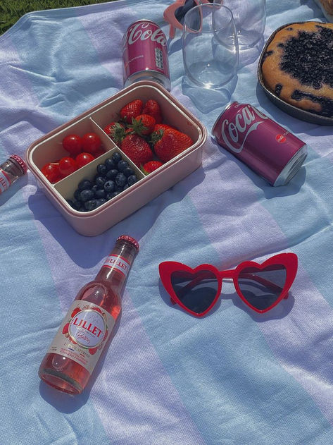 Lana Del Rey Aesthetic, Rey Aesthetic, Cherry Coke, Picnic Aesthetic, Girls Red, Vintage Americana, Blue Vinyl, Red White Blue, Lana Del Rey