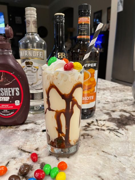 Ice Cream Alcohol Drinks, Baileys And Cream Drink, Drinks With Ice Cream, Captain Drinks, Alcohol Milkshake, Vanilla Ice Cream Alcohol Drinks, S’mores Baileys Drinks, Bailey And Vanilla Vodka, Alcoholic Ice Cream