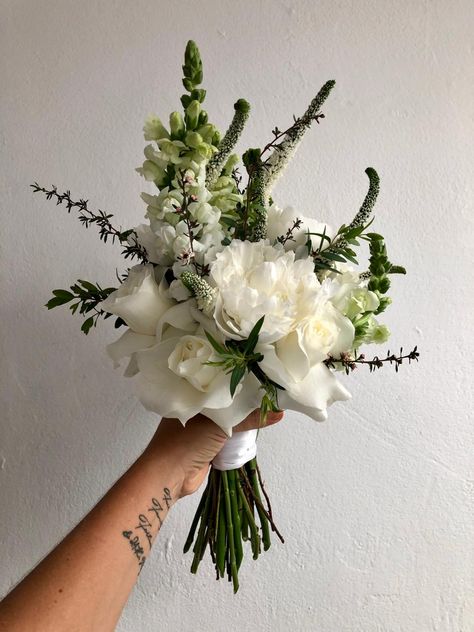 Wedding Bouquet Small Simple, Beach Wedding Flowers Bouquet, Weddings At The Beach, Luxury Bridal Bouquet, Mauritius Wedding, Hibiscus Bouquet, Beach Bouquet, Bridal Bouquet White, White Peonies Bouquet