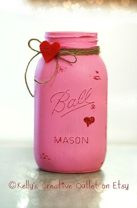 valentine mason jar Diy St Valentin, Valentine Mason Jar, Valentines Bricolage, Crafts Love, Wedding Vase Centerpieces, Vase Centerpiece, Flowers Vase, Painted Mason Jars, Mason Jar Diy