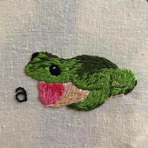 Class Rewards, Embroidery Painting, Sweatshirt Embroidery, Cute Embroidery, 자수 디자인, A Frog, Sewing Embroidery Designs, Hand Embroidery Art, Embroidery Cross Stitch