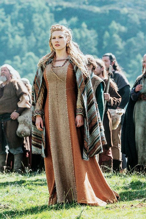 Lagertha | Vikings (3.02) Vikings Clothing, Lagertha Vikings, Vikings Lagertha, Costume Viking, Vikings Season, Viking Garb, Vikings Tv Series, Vikings Tv Show, Viking Dress