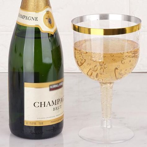 Pack of 6 - 25oz Clear Disposable Plastic Wine Cups - Oversized Gold Rimmed Design | eFavorMart Plastic Wine Cups, Plastic Champagne Glasses, Plastic Wine Glasses, Individual Desserts, Plastic Glasses, Plastic Ware, Hors D'oeuvres, Disposable Cups, Wine Cups