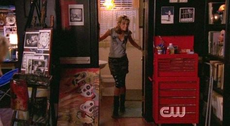 Tv Set Design, Peyton Sawyer, Bedroom Red, Creative Workspace, Room Goals, Apartment Life, Redecorate Bedroom, Tree Hill, Drawer Cabinet