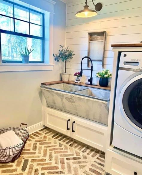 Laundry Room Design Ideas Farmhouse, Farmhouse Laundry Bathroom Combo, Country Farmhouse Decor Laundry Room, Mud Room With Shower Ideas, Garage Laundry Storage Ideas, Farmhouse Laundry Mudroom Combo, Vaulted Ceiling Laundry Room, Mudroom Laundry Room Farmhouse, Modern Country Laundry Room