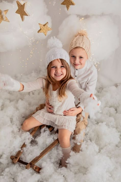 Winter Studio Photoshoot Ideas, Christmas Photography Studio, Christmas Minis Studio, Christmas Photo Studio Ideas, Winter Studio Photoshoot, Christmas Session Photography Studio, Family Christmas Pictures Studio, Christmas Photoshoot Studio, Studio Christmas Photos