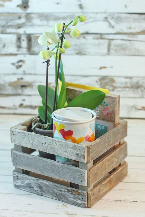 I love making small crates or boxes to use as a gift baskets for friends. It’s a great way to used up scrap wood and give a gift that can be used to organize a desk or shelf.  Stick around today and I’ll show you How to Make a Driftwood Gift Crate. After a short walk … Gift Baskets For Friends, Baskets For Friends, Homemade Easter Baskets, Gift Crates, Diy Gift Baskets, Easter Basket Diy, Scrap Wood Projects, Wood Pallet Projects, Diy Farmhouse Decor