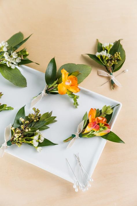 Affordable Wedding DIYs That Look More Luxe Than They Are Boutonniere Diy, Wedding Diy Ideas, Diy Boutonniere, Top Wedding Registry Items, Fresh Wedding Flowers, Frugal Wedding, Affordable Wedding Venues, Corsage Wedding, Wedding Diy