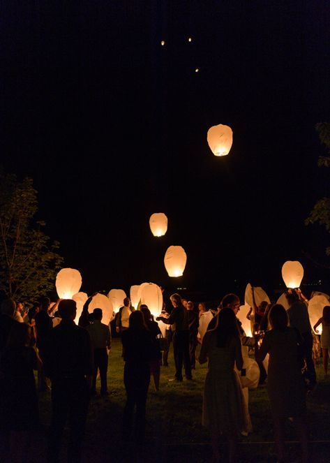 Floating Lanterns at Wedding Reception. How pretty would this be over Lake Michigan at the end of the reception?? Lanterns At Wedding, Flying Lanterns, Lake Party, Floating Lanterns, All The Bright Places, Sky Lanterns, Floating Lights, Wedding Lanterns, Lakeside Wedding