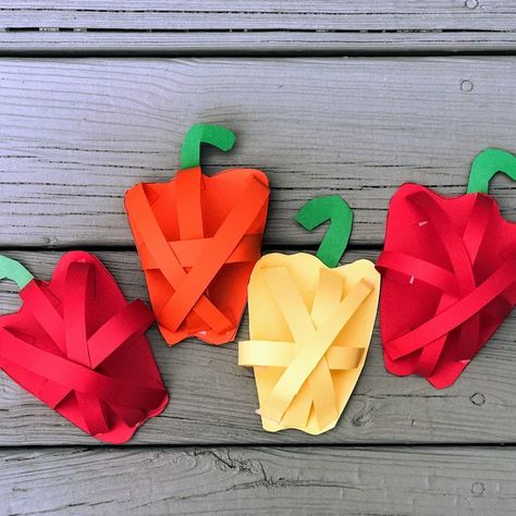 Pop-Up Paper Peppers (3D Paper Craft) - Platein28 Vegetable Crafts, Paper Apple, Vegetable Art, Fruit Crafts, Art Preschool, Art Activities For Toddlers, Preschool Craft, Family Crafts, 3d Paper Crafts