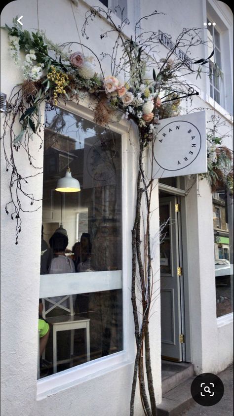 Branch Display Ideas, Store Front Decorating Ideas, Window Displays Retail Store Fronts Spring, Spring Window Decor, Aran Bakery, Storefront Design Boutique, Spring Window Display Ideas Store Fronts, Spring Window Display, Store Front Windows