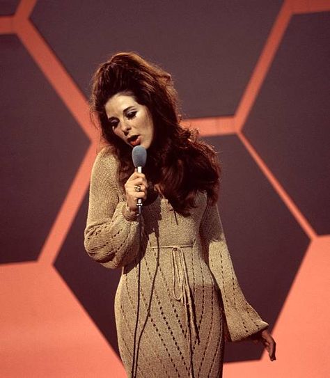 Bobbie Gentry in The Bobbie Gentry Show. BBC Television, 1968 60's Hairstyles, Country Glam Outfit, Country Icons, Bobbie Gentry, Memphis Belle, Style Roots, Microphone Studio, 60s 70s Fashion, Fashion 70s