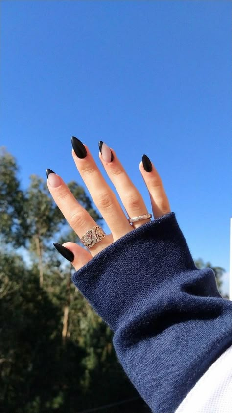 Black Nails 2022 Trends Winter, Black Design Nails Almond, Dark Oval Nails Designs, Almond Nail Designs Dark Colors, Stylish Black Nails, Black Nails Inspiration Almond, Oval Black Nails Design, Black Nails For Wedding Guest, Edgy Oval Nails