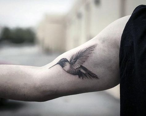 80 Hummingbird Tattoo Designs For Men - Winged Ink Ideas Hummingbird Tattoo Meaning, Hummingbird Tattoo Ideas, Tattoo Ideas For Guys, Small Hummingbird Tattoo, Tricep Tattoos, Small Wave Tattoo, Army Tattoos, Tattoo Shading, Wild Tattoo