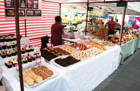 Bake Sale Displays, Bake Sale Desserts, Candy Business, Farmers Market Booth, Cake Displays, Cake Stall, Tooth Cake, Cookie Display, Stand Feria