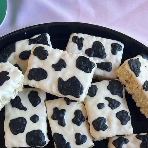 PARTY DECOR & MORE | GRAPHIC DESIGN | BAY AREA on Instagram: "Cow Themed Rice Krispy Treats & Chocolate Dipped Oreos 🐄🖤 Treats: @justjennmarie_ x @xangelbabyy #jennmariedesign #chocolatedippedoreos #chocolatedippedricekrispies #chocolatedippedricekrispytreats #chocolatedipped #chocolatedippedtreats #chocolatedippeddesserts #eventplanner #eventstyling #eventstylist #sfbayarea #bayareaevents #bayareavendors #bayareaeventplanner #babyshower #babyshowercakepops #babyshowertreats #babyshowergirl # Cow Print Rice Crispy Treats, Cow Print Rice Krispies, Cow Rice Krispie Treats, Cow Print Food Ideas, Cow Print Desserts, Gourmet Candy Apples, Barbie Cowgirl, Chocolate Cow, Chocolate Dipped Treats