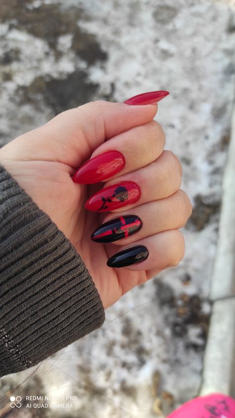 Маникюр острые ногти красный и черный роза Haunting Adeline Nails, Red Nails Rose, Black And Red Almond Nails, Black Rose Nails, Racing Nails, Maroon Nail Art, Red Black Nails, Almond Nails Red, Hunting Adeline