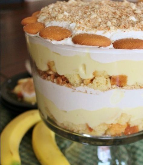 Banana Pudding Punch Bowl Cake Punch Bowl Cake Recipe, 6 Bananas, Pudding Trifle, Banana Pudding Trifle, Punch Bowl Cake, Christmas Puddings, Layered Dessert, Trifle Pudding, Diy Easy Recipes