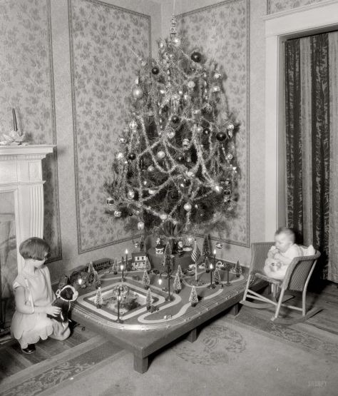 Photo of a decorated Christmas tree in 1928. It has a train and bottlebrush trees ,set up underneath the tree. Christmas Pictures Vintage, Old Time Christmas, Vintage Christmas Photos, Christmas Pics, Christmas Train, Old Christmas, Old Fashioned Christmas, Antique Christmas, Christmas Past