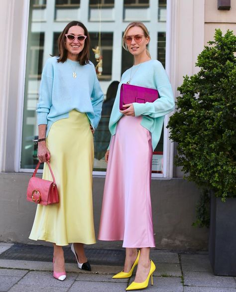 Netti Weber on Instagram: “Schnell Pastell . Werbung . #fullskirt @milkwhiteofficial #cashmeresweater @allude #pumps @jimmychoo . #jimmychoo #jimmychoos #softcolors…” Mode Pastel, Fashion Me Now, Color Blocking Outfits, Pastel Outfit, Paris Mode, Pastel Fashion, Retro Mode, Street Style Trends, Outfit Trends