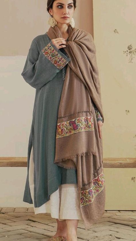 Pashmeena Shawl, Kashmiri Pheran, Pakistani Casual Wear, Stitching Styles, Winter Patterns, Punjabi Style, Pakistani Kurta, Saree Ideas, Winter Embroidery