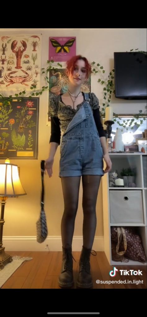 Shorts Over Tights, Shorts Grunge, Grunge Fits, Overalls Shorts, Style Overalls, Tights Outfit, Shorts With Tights, Cute Fits, How To Style