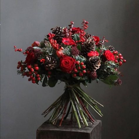 Master Florist (@masterflorists) • Instagram photos and videos Winter Bridal Bouquets, Holiday Floral Arrangements, Simple Holiday Decor, Winter Wedding Bouquet, Christmas Bouquet, Edith Piaf, Christmas Flower Arrangements, Winter Bouquet, Winter Wedding Flowers