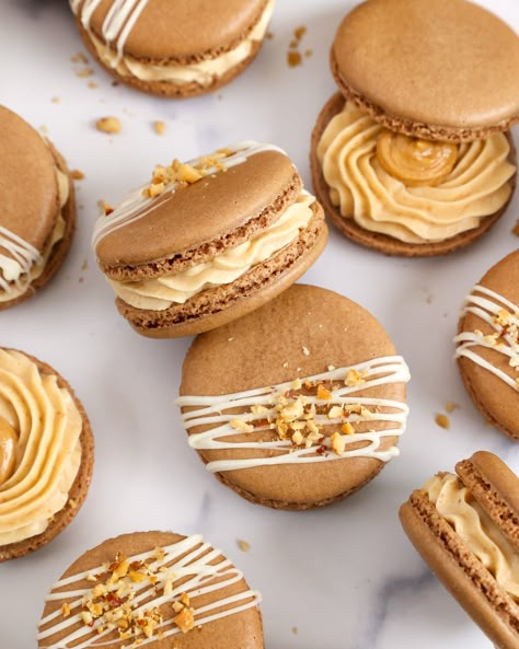 Learn how to make these peanut butter macarons! They're filled with honey roasted peanut butter buttercream and are absolutely delicious! Peanut Butter Macaron Filling, Honey Macarons, Peanut Butter Macarons, Fall Macarons, Macaron Fillings, Honey Roasted Peanut Butter, Fall Bakery, Macaroon Filling, Fancy Baking