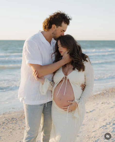 Pregnancy Beach Photoshoot, Pregnancy Photos Beach, Pregnant Photoshoot, Maternity Photography Poses Couple, Beach Maternity Photos, Photoshoot Beach, Boho Maternity, Maternity Photography Poses, Beach Maternity