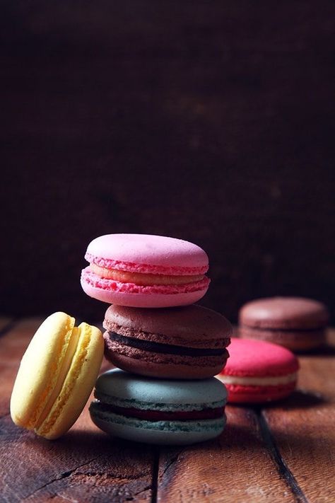 Macaron Wallpaper, Macaroon Wallpaper, Sweets Photography, Macarons Macaroons, Food Photography Tutorial, Dessert Photography, Food Illustration Art, Rainbow Food, Food Photography Inspiration