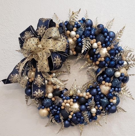 Navy Christmas Decor, Blue Christmas Decor Ideas, Blue And Gold Christmas, Ideas Decoracion Navidad, Christmas Wreath Designs, Blue Christmas Tree Decorations, Navy Christmas, Blue Christmas Decor, Holiday Aesthetic