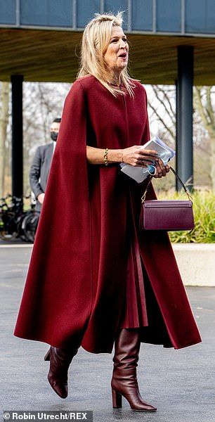 Cape Outfit Winter, Cape Coat Outfit, Winter Cape Coat, Dutch Clothing, Cape Outfit, Coordinates Outfits, Poncho Coat, Burgundy Outfit, Statement Coat