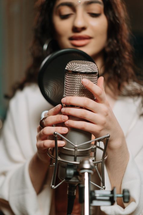 Mini Recording Studio, Singing Coach, Learn To Sing, Audio Engineering, Vocal Training, Vocal Exercises, Amplifier Audio, Woman Singing, How To Sing