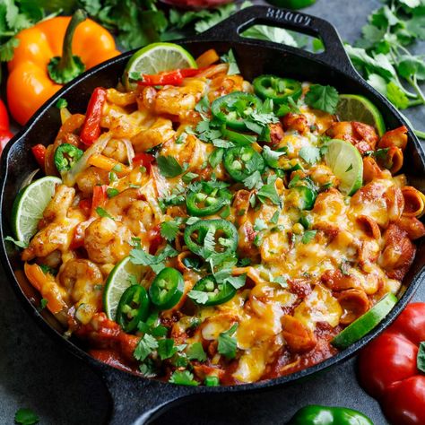 This tasty One-Pot Shrimp Fajita Pasta is quick, easy, and totally delicious! Pescatarian + Gluten-FreeRecipe yields 4 servings and can be easily halved to serve 2 if needed! - Tasty One-Pot Shrimp Fajita Pasta Fajita Pasta Recipe, Fajita Pasta, Dinner Mexican, Pasta Noodle Recipes, Veggie Skillet, Enchilada Pasta, Pasta Seafood, Pasta Macaroni, Potted Shrimp