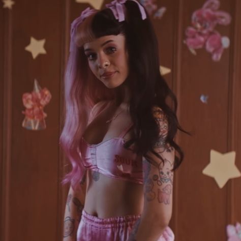 melanie martinez portal aesthetic crybaby k-12 tattoo pfp icons Melanie Martinez Anime, Dollhouse Melanie, Pacify Her, Mealine Martinez, Melanie Martinez Concert, Aesthetic Era, Baby Icon, Pop Singers, Female Poses