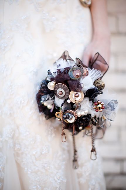 Steampunk Bouquet, Steampunk Wedding Themes, Victorian Steampunk Wedding, Steam Punk Wedding, Steampunk Wedding Ideas, Alternative Wedding Bouquet, Industrial Gears, Punk Wedding, Steampunk Party