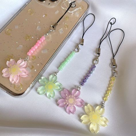 Cute Beaded Phone Charm, Small Phone Charm, Phone Charms Beads, Cute Sakura Flower, Phone Charms Ideas, Bead Phone Charms, Beads Phone Charms, Phone Charms Diy, Diy Phone Charms