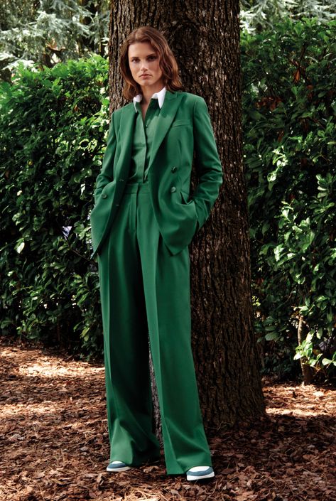 Loro Piana RTW Spring 2021 [PHOTOS] – WWD Feminine Wedding Suit, Green Suit For Women, Green Suit Women, Woman In Suit, Spring Summer Fashion Trends, Green Suit, Wear Green, Green Pants, Androgynous Fashion