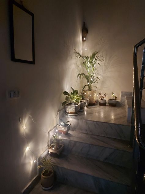 Fairy Lights Stairs, Cosy Staircase, Boho Stairway Decor, Staircase Corner Decor Ideas, Corner Stairs Decor, Stair Corner Decor, Stairs Landing Decor, Stair Corner, Stair Decorations