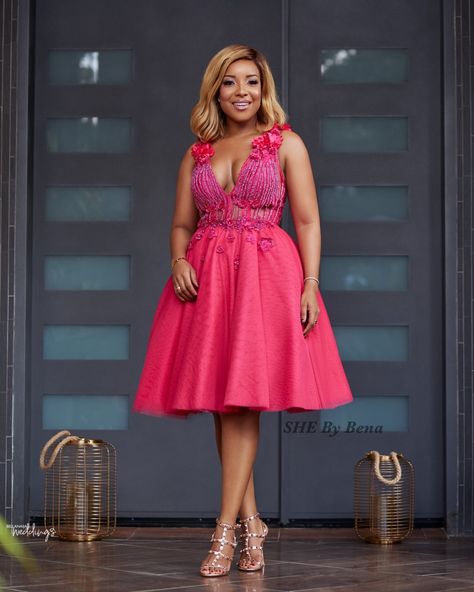 Get Your Wedding Party Groove On with These Pink Guest Outfits! Short African Dresses Classy, Joselyn Dumas, Wedding Guest Outfits, Shweshwe Dresses, Short African Dresses, Lace Dress Styles, Gaun Fashion, African Traditional Dresses, Va Va Voom