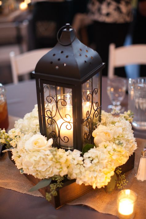 🌻@karinacab777 White Hydrangea Centerpieces, Lantern Decor Wedding, Flowers And Candles, Lantern Centerpiece Wedding, Rehearsal Dinner Decorations, Hydrangea Centerpiece, Lantern Ideas, Lantern Centerpieces, Rustic Lanterns